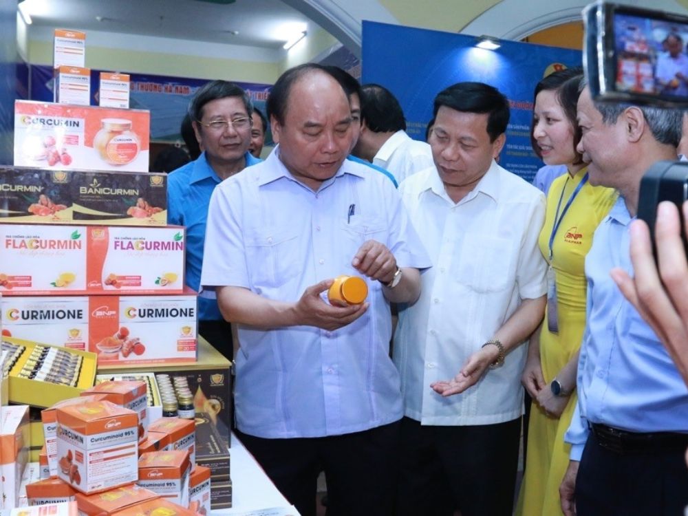 Thủ tướng Nguyễn Xuân Phúc đến thăm gian hàng Dược Bắc Ninh